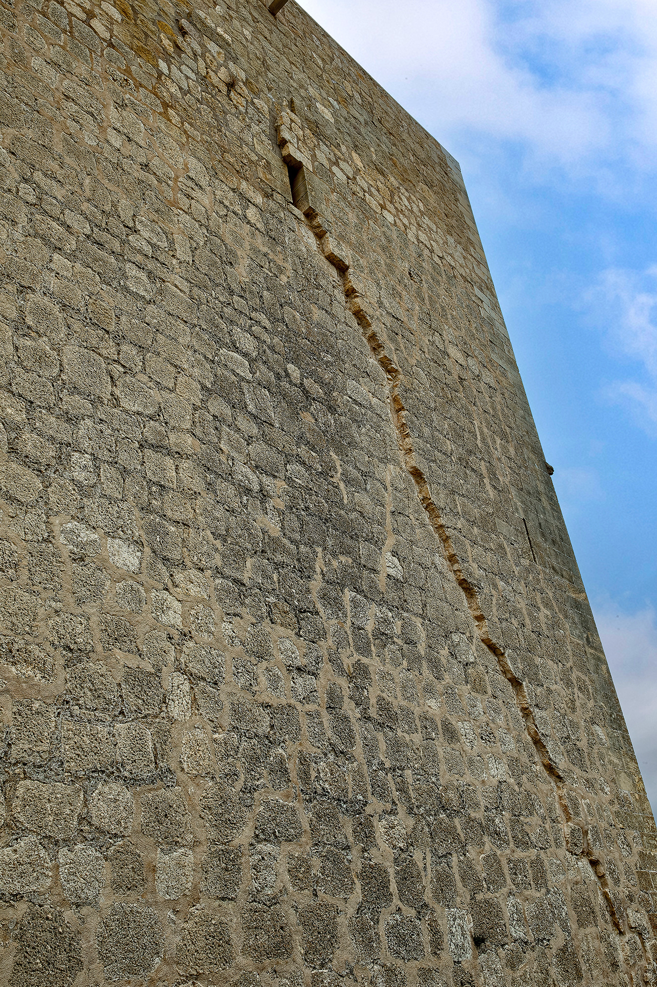 Château de Lorca - La tour de Espolón porte encore les traces du seisme de 2011